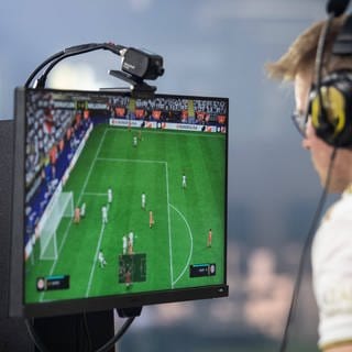 In der Virtual Bundesliga (VBL) wird FIFA bzw. EA Sports FC gezockt. Am Ende der Saison wird der Virtual-Bundesliga-Meister gekrönt.