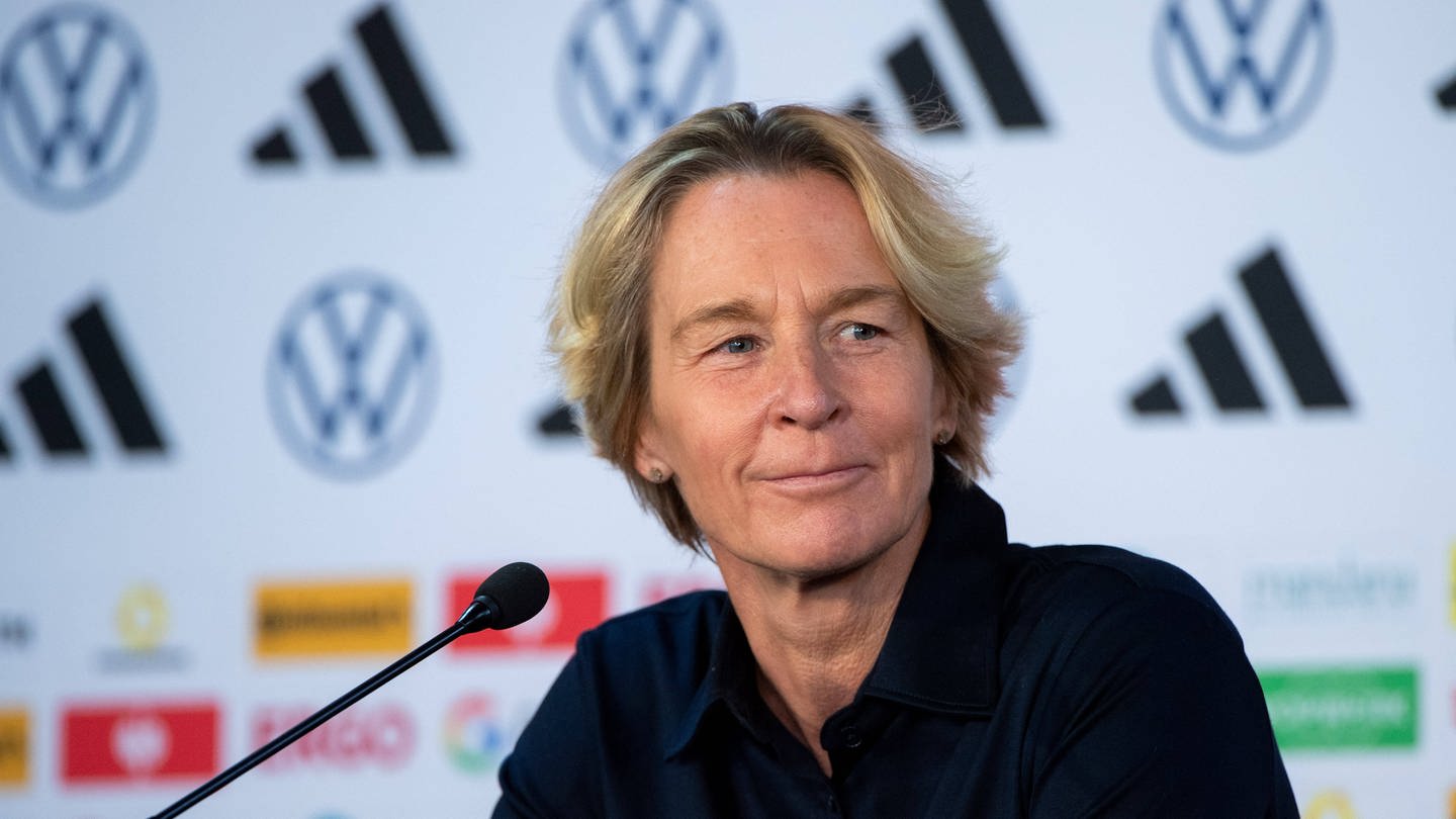 Trotz der verkorksten Weltmeisterschaft will Martina Voss-Tecklenburg weitermachen und sich mit den DFB-Frauen für die Olympischen Spiele 2024 qualifizieren.