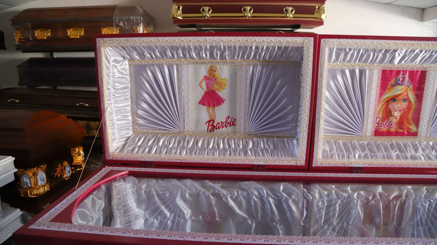 Ein rosafarbener Sarg mit einem Barbie-Motiv wird in einem Beerdigungsinstitut ausgestellt. Laut dem Leiter des Bestattungsunternehmens wurde die Idee als fröhliche Einstimmung auf den Verlust eines geliebten Menschen gut aufgenommen.