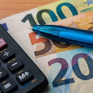 Kein Plan von Finanzen? Rund zwei von drei Personen finden, dass sie nicht gut genug mit Geld und Co. auskennen.