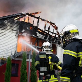 Feuerwehrleute löschen einen Brand in einer Ferienunterkunft. Elf Menschen wurden nach dem Feuer vermisst. Frankreichs Innenminister Gerald Darmanin zufolge beherbergt die Stätte behinderte Menschen.