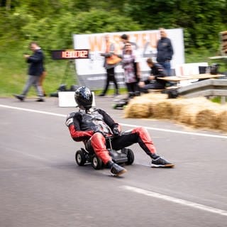 Marcel Paul fährt mit seinem E-Bobbycar 148 kmh und stellt damit einen Weltrekord auf