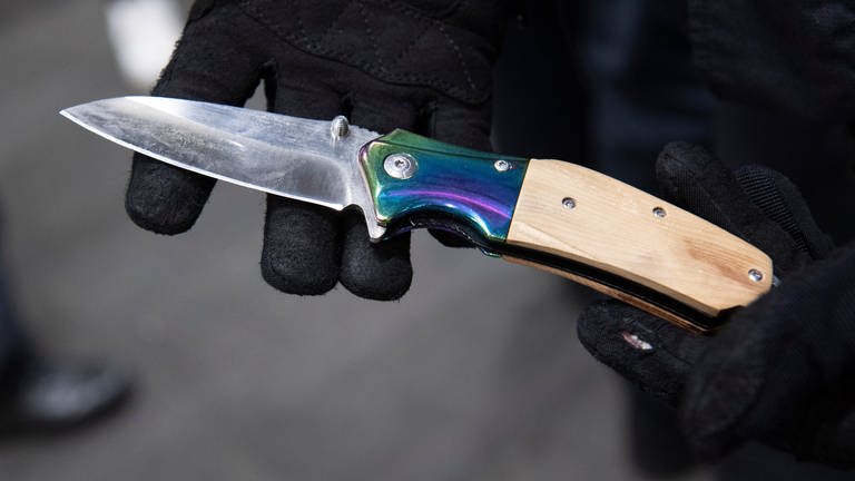In Ludwigshaffen hat ein 15-Jähriger einen Jugendlichen mit einem Messer attackiert. Er musste notoperiert werden. (Symbolbild)