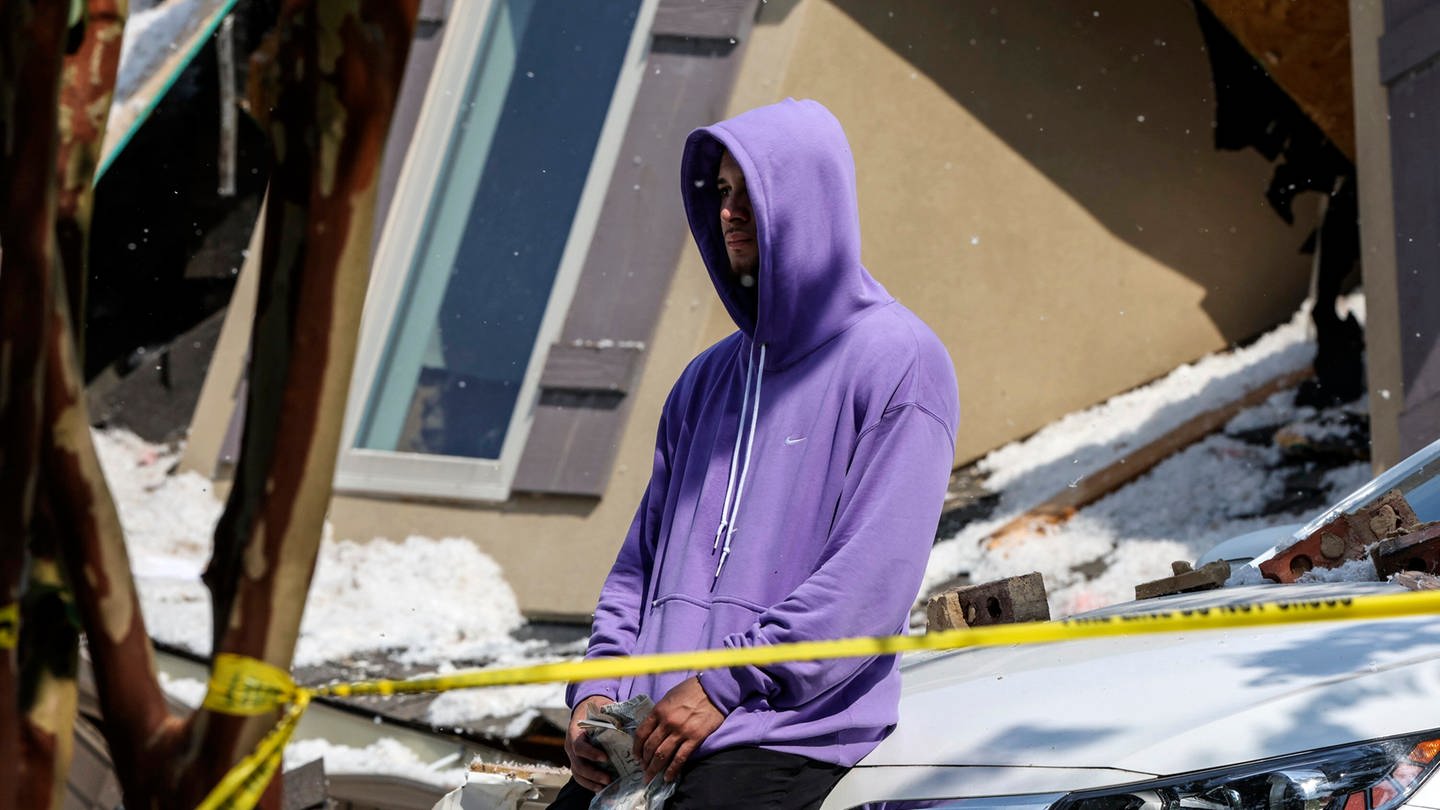 Caleb Farley sitzt vor den Trümmern seines Hauses nach einer Explosion.
