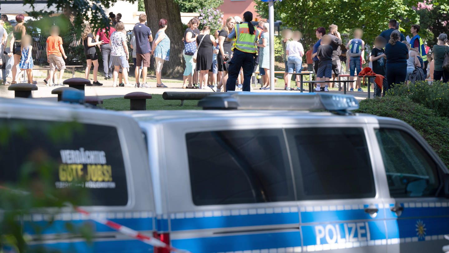 Polizisten stehen auf dem Schulhof einer Schule in Bischofswerda. Dort gab es einen Amokalarm. Ein 16-Jähriger hat einen Jungen mit einem Messer verletzt.