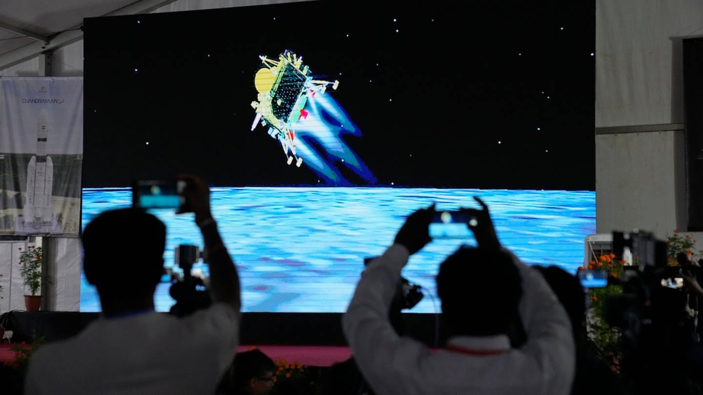 Journalisten filmen die Live-Übertragung der Landung des Raumschiffs «Chandrayaan-3» auf dem Mond