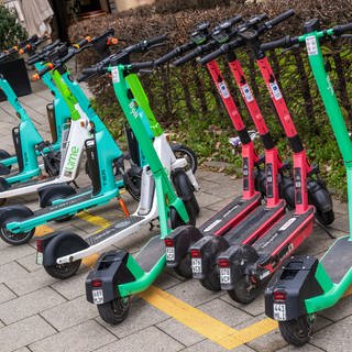 Auch in Heidelberg sorgen E-Scooter für Chaos. Deshalb will die Stadt spezielle Parkzonen testen 