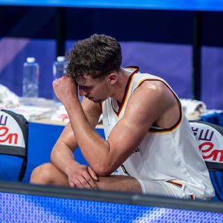 Franz Wagner sitzt verletzt und niedergeschlagen auf der Bank beim Auftaktspiel der deutschen Nationalmannschaft gegen Japan bei der Basketball-WM.