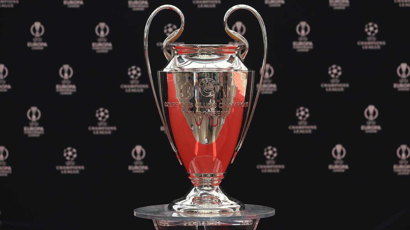 Die UEFA Champions-League-Trophäe steht auf einem Podest vor dem Start der Auslosung.