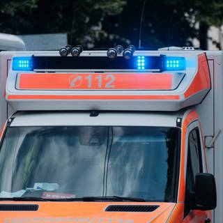 Symbolbild: Krankenwagen. Ein verletzter Mann soll auf dem Weg ins Krankenhaus versucht haben, einen Polizisten und mehrere Rettungssanitäter mit seinem Blut abzuspritzen.
