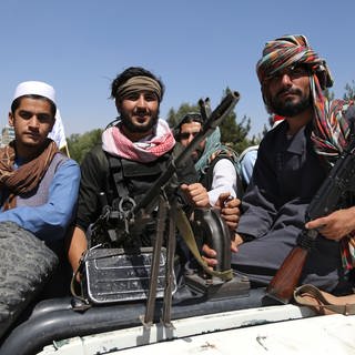 Kämpfer der Taliban patrouillieren anlässlich des zweiten Jahrestags ihrer Machtübernahme. In Afghanistan hat die Moralpolizei sechs Menschen festgenommen.