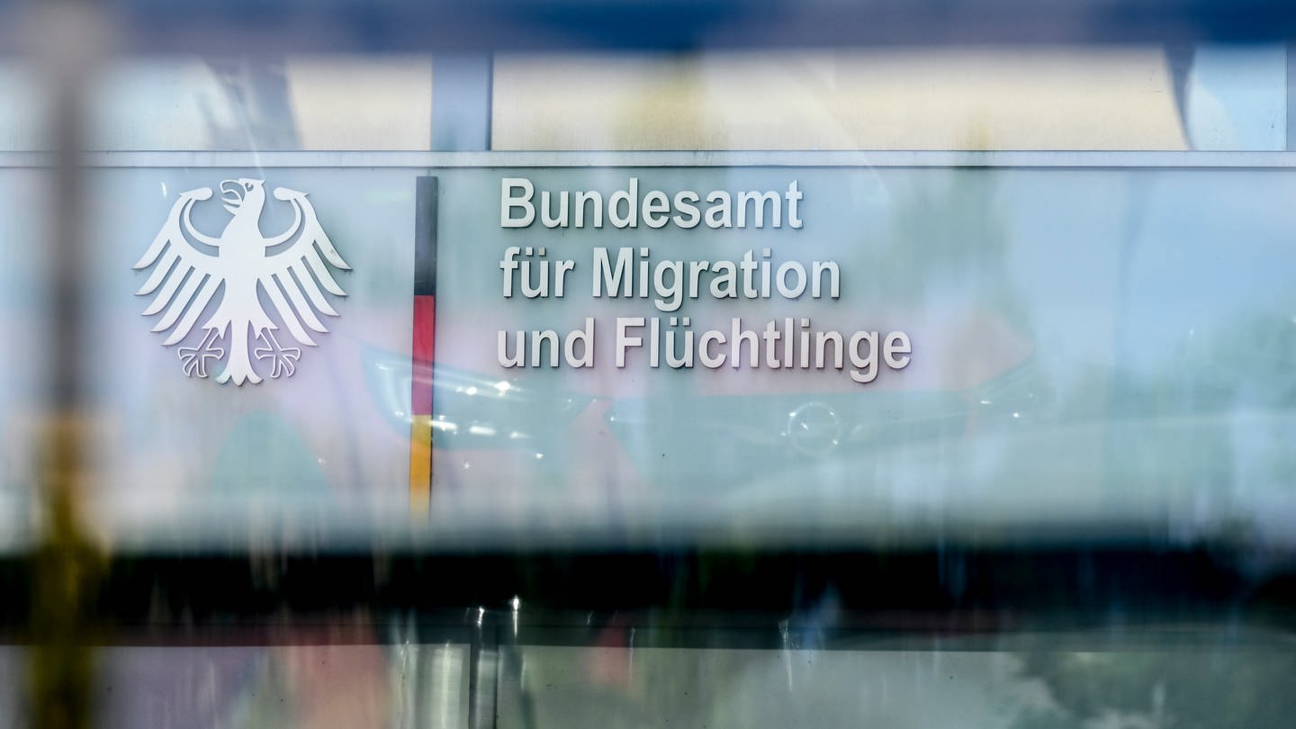 Der Schriftzug des Bundesamts für Migration und Flüchtlinge (BAMF) in Wilmersdorf.