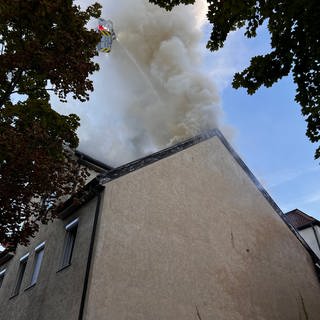 Rauchentwicklung aus dem Brandobjekt in Stuttgart-Obertürkheim