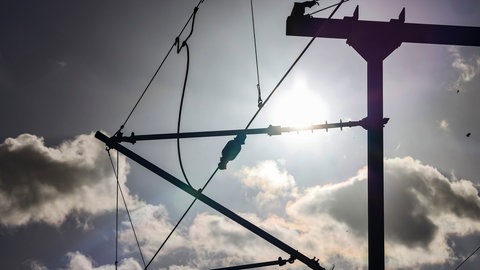 Eine elektrifizierte Oberleitungsinsel im Streckennetz der Deutschen Bahn (DB) hängt über einem Gleis. In Ettlingen in Baden-Württemberg ist ein 13-Jähriger beim Klettern auf Bahnwaggons von einem Stromschlag getötet worden.