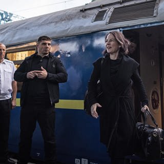 Annalena Baerbock (Bündnis 90Die Grünen), Budnesaußenministerin, trifft mit dem Zug zu einem geheimen Besuch in der ukrainischen Hauptstadt Kiew ein.