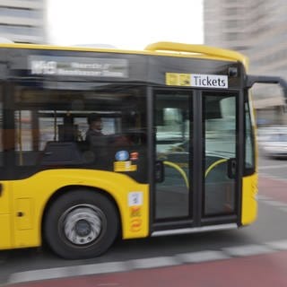 Ein 18-Jähriger wurde in Berlin Spandau unter einem Bus eingeklemmt. 40 Passanten haben ihn gerettet.