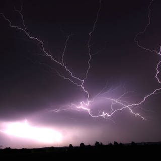 Ein Blitz zuckt bei einem Gewitter bei Nacht am Himmel. Das Bild wurde in Ellwangen aufgenommen. 