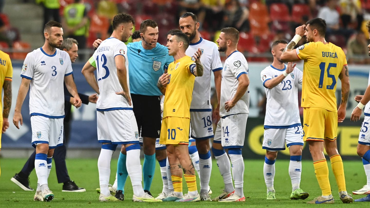 Schiedsrichter unterbricht Spiel zwischen Rumänien und dem Kosovo wegen diskriminierenden Bannern von rumänischen Fans.