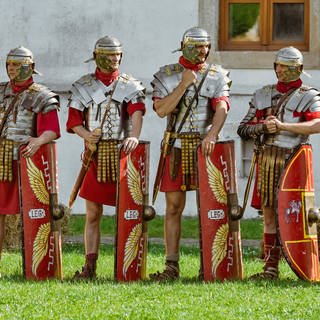 Männer haben die Uniformen von römischen Soldaten an. Auf TikTok fragen sich gerade alle: Wie oft denkst du an das Römische Reich?