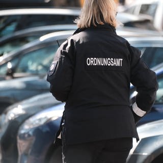 Ornungsamtsmitarbeiterin kontrolliert Falschparker