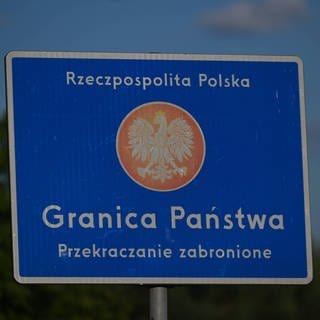 Es ist ein Schild an der Grenze zwischen Polen und Belarus zu sehen.