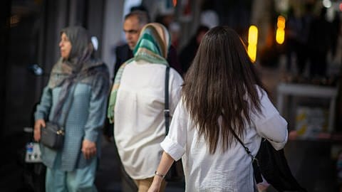 Im Iran tragen viele Frauen aus Protest kein Kopftuch