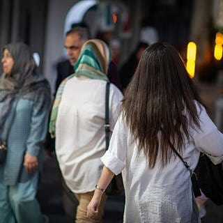 Im Iran tragen viele Frauen aus Protest kein Kopftuch