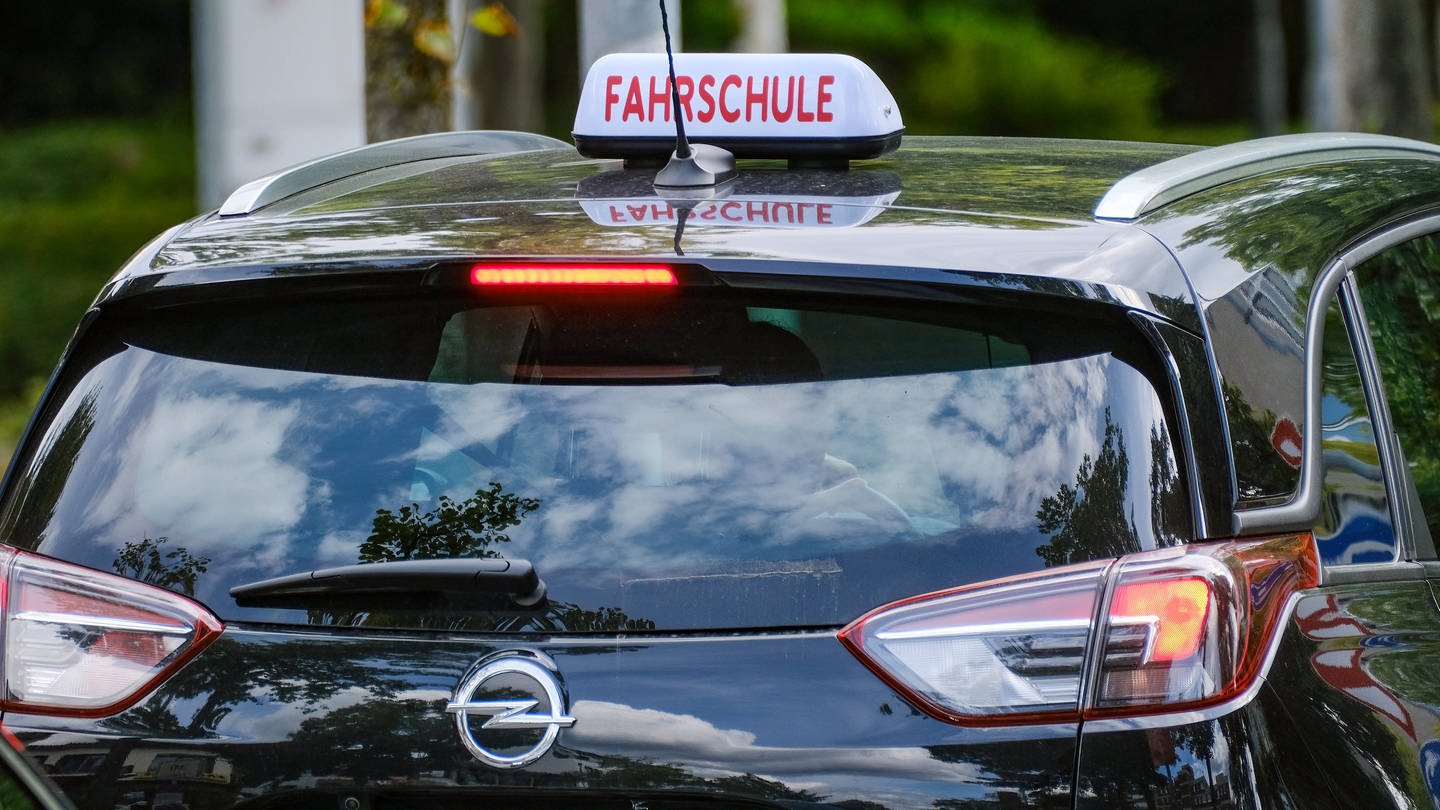 Fahrschulauto: Die EU plant neue Regeln für den Führerschein.