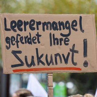Ein Plakat wird hochgehalten auf dem steht: "Lehrermangel gefährdet ihre Zukunft". In ganz Deutschland finden Bildungsproteste statt.