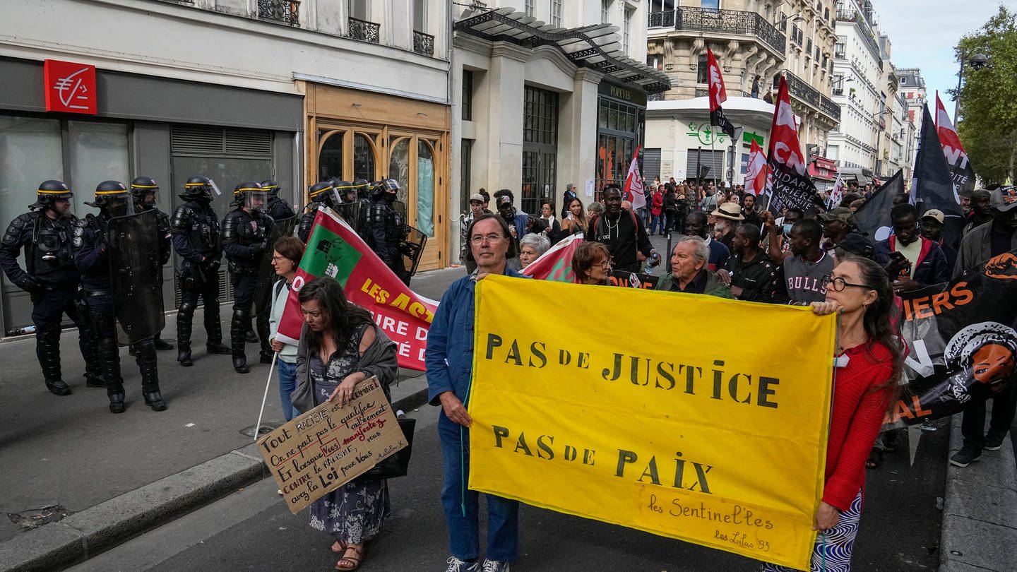 In Frankreich sind mehrere tausend Menschen gegen Polizeigewalt auf die Straße gegangen.