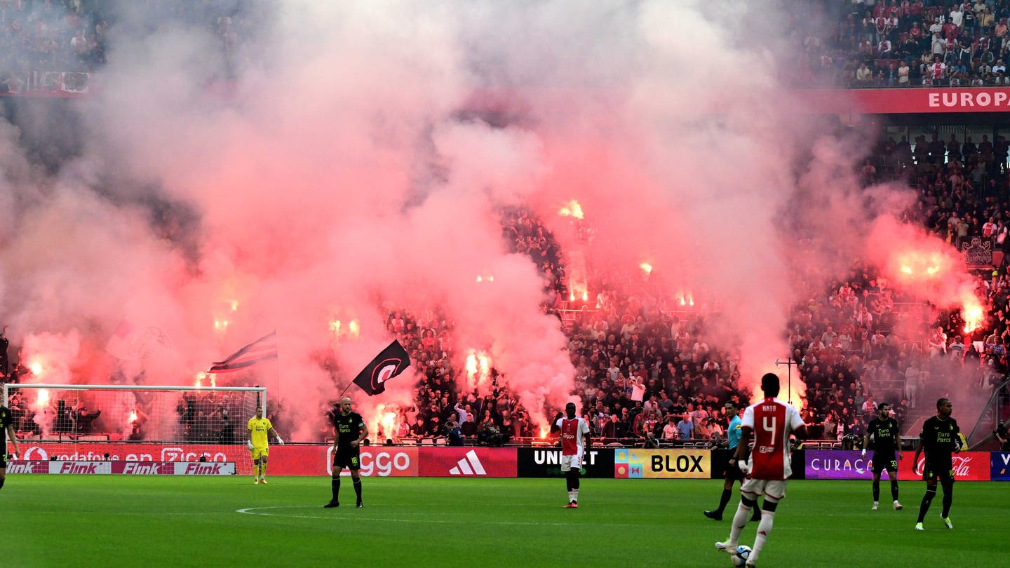 Fans von Ajax Amsterdam zünden Pyrotechnik während der Partie. Das Spiel gegen Feyenoord Rotterdam wurde abgebrochen.
