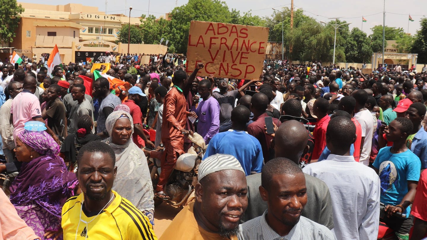 Das Militär im Niger hat die Macht übernommen. Proteste auf den Straßen richten sich gegen Frankreich.