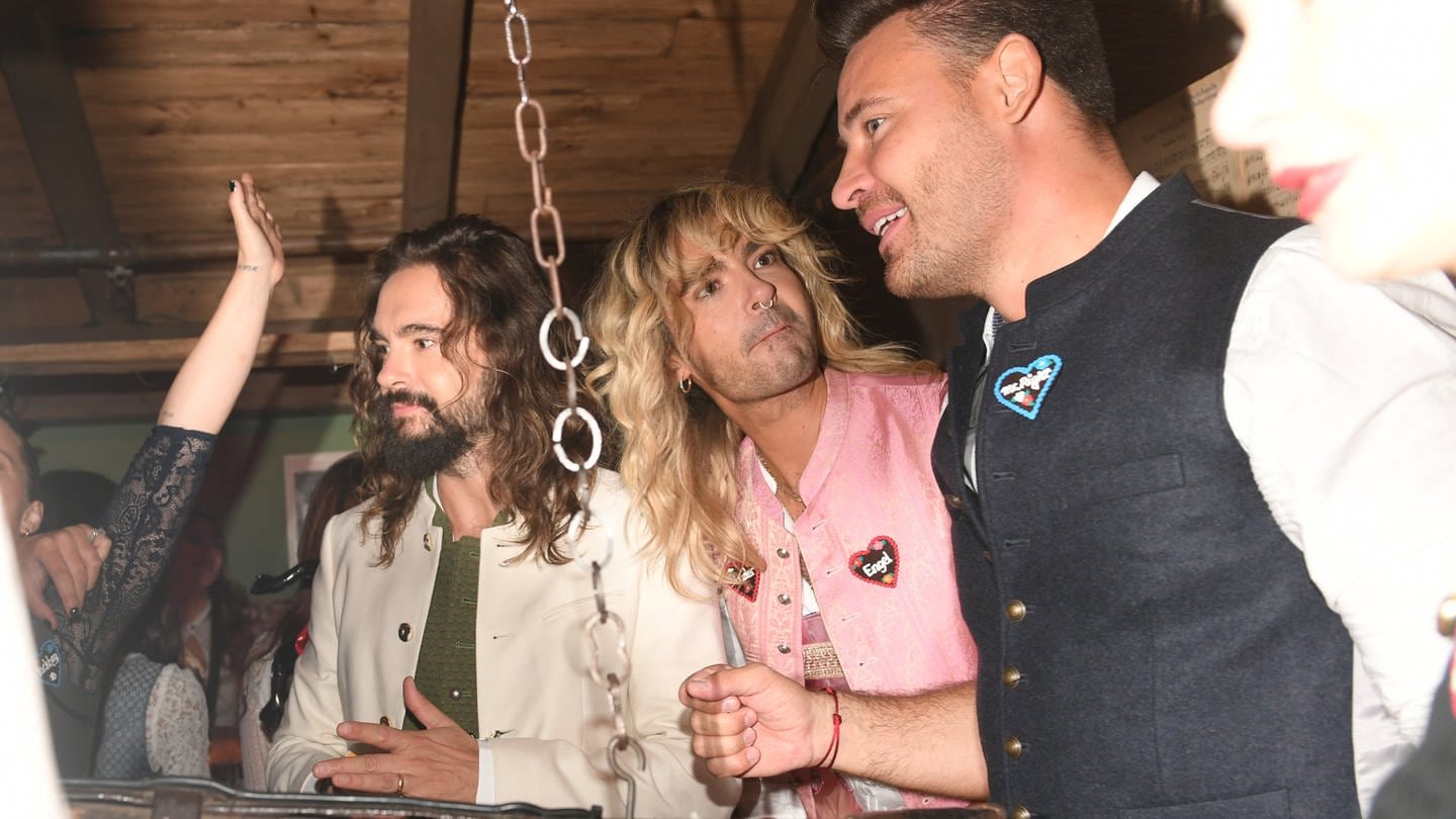 Tom und Bill Kaulitz mit Marc Eggers auf dem Oktoberfest. Später sollen Bill Kaulitz und Marc Eggers rumgeknutscht haben.