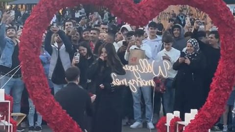 Ein Heiratsantrag am Alexanderplatz in Berlin wurde abgelehnt. Das Video geht auf TikTok viral.