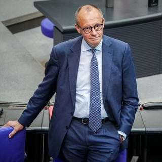 Friedrich Merz (CDU), CDU-Bundesvorsitzender und Unionsfraktionsvorsitzender, nimmt an der Sitzung des Bundestags teil. Friedrich Merz polemisiert erneut mit einer Aussage zu Asylbewerbern in Deutschland.