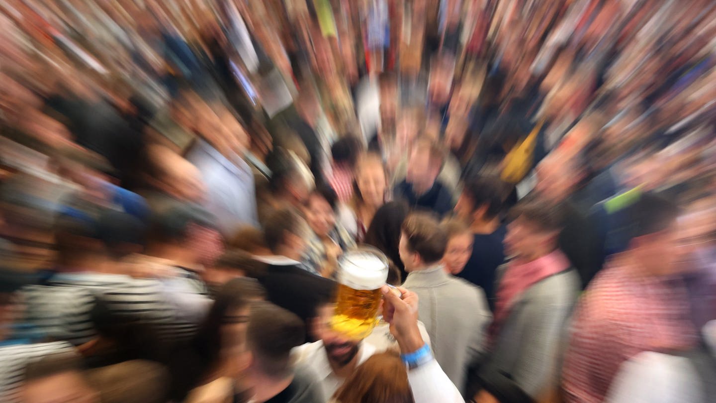 Oktoberfestbesucher im Bierzelt (Symbolbild) Mehrere Wiesn-Besucher haben den Hitlergruß gezeigt. Gegen sie wird jetzt ermittelt.