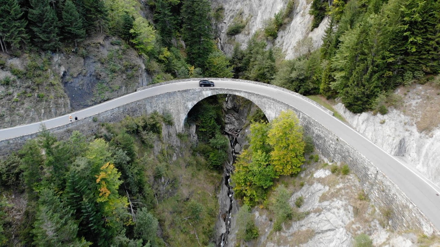 Motorradfahrerin aus Baden-Württemberg stürzt in 45 Meter tiefe Schlucht und überlebt - leichte Verletzungen