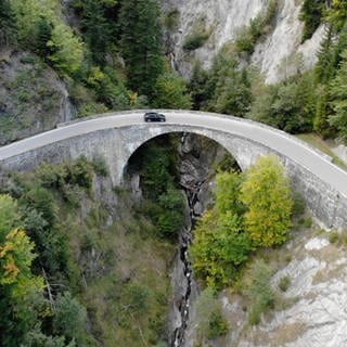 Motorradfahrerin aus Baden-Württemberg stürzt in 45 Meter tiefe Schlucht und überlebt - leichte Verletzungen