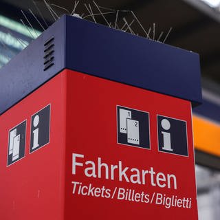 Ein Fahrkartenautomat am Bahnhof.