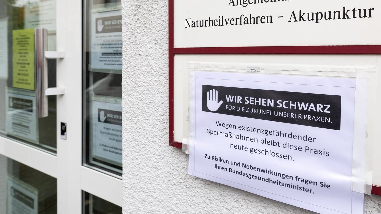 An der Praxis eines Allgemeinmediziners hängt ein Zettel mit der Aufschrift 