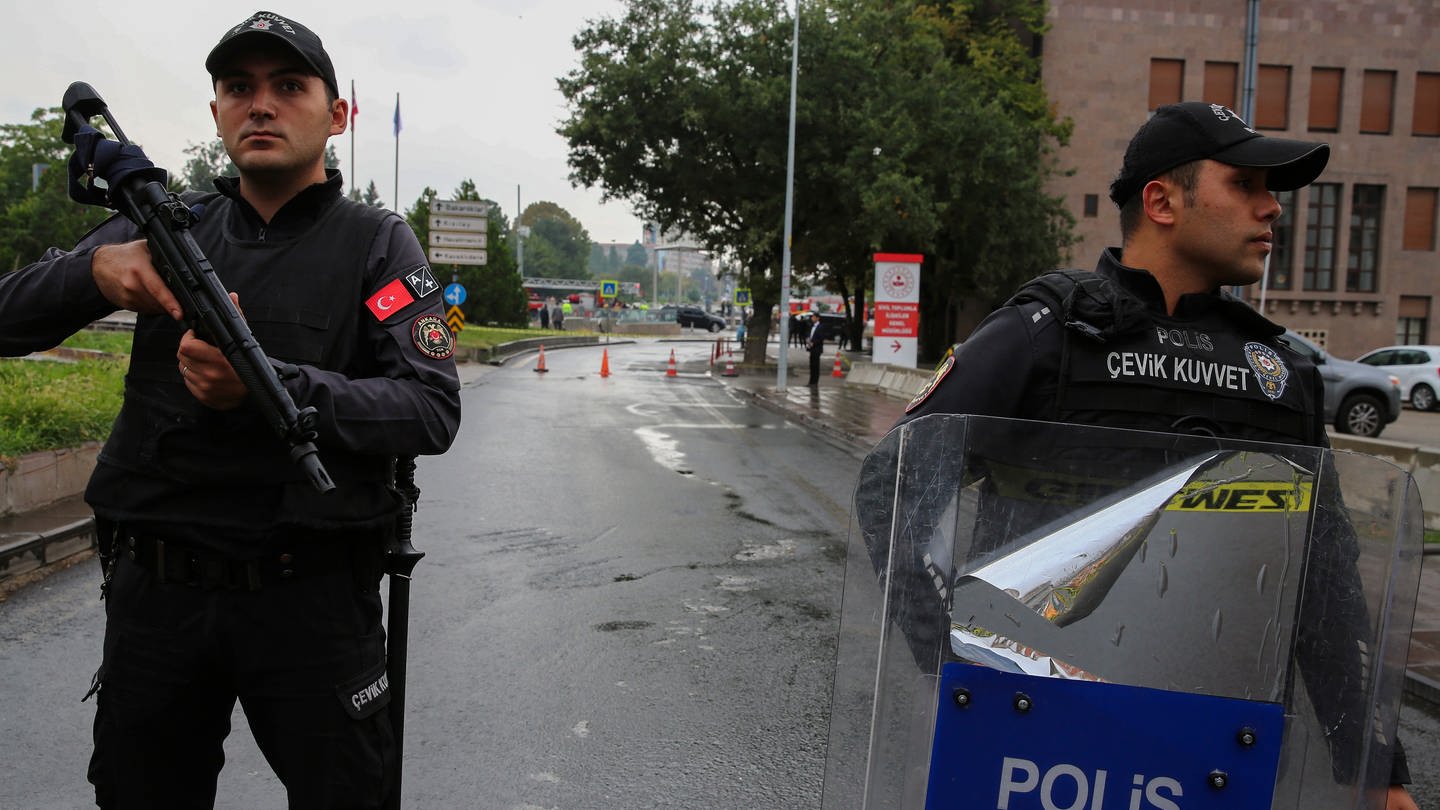 Türkische Sicherheitskräfte riegeln ein Gebiet ab nach einer Explosion in Ankara am Sonntag, 1. Oktober 2023. Ein Selbstmordattentäter hat am Sonntag im Herzen der türkischen Hauptstadt Ankara einen Sprengsatz gezündet, wenige Stunden bevor das Parlament nach einer Sommerpause wieder öffnen sollte. Ein zweiter Angreifer wurde bei einem Feuergefe...