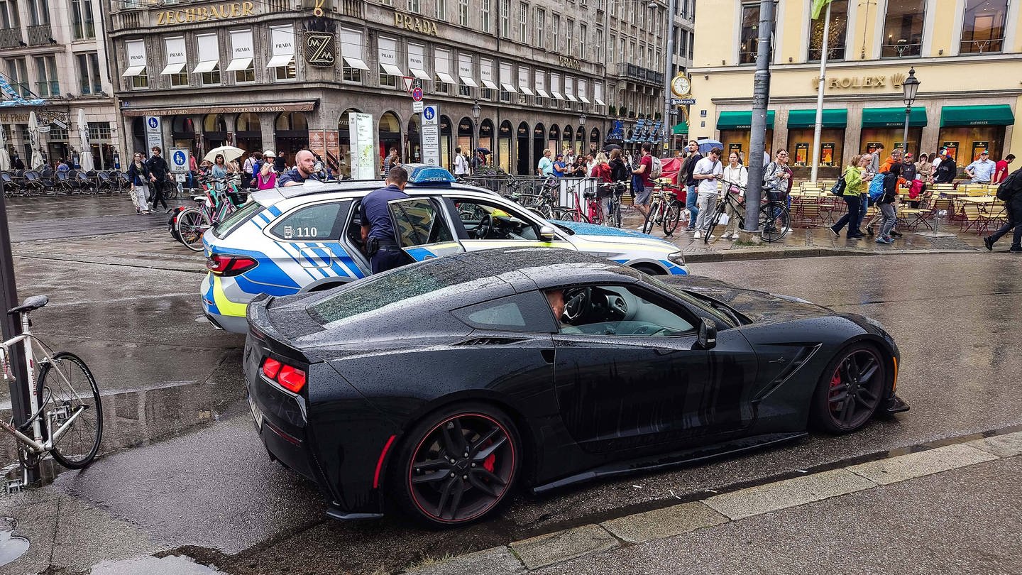 Ein Auto steht in München im Halteverbot und wird von der Polizei kontrolliert.