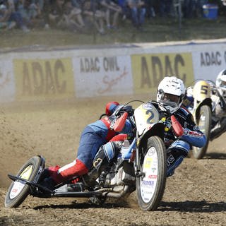 Ein Motorrad mit Seitenwagen auf einer Sandrennbahn