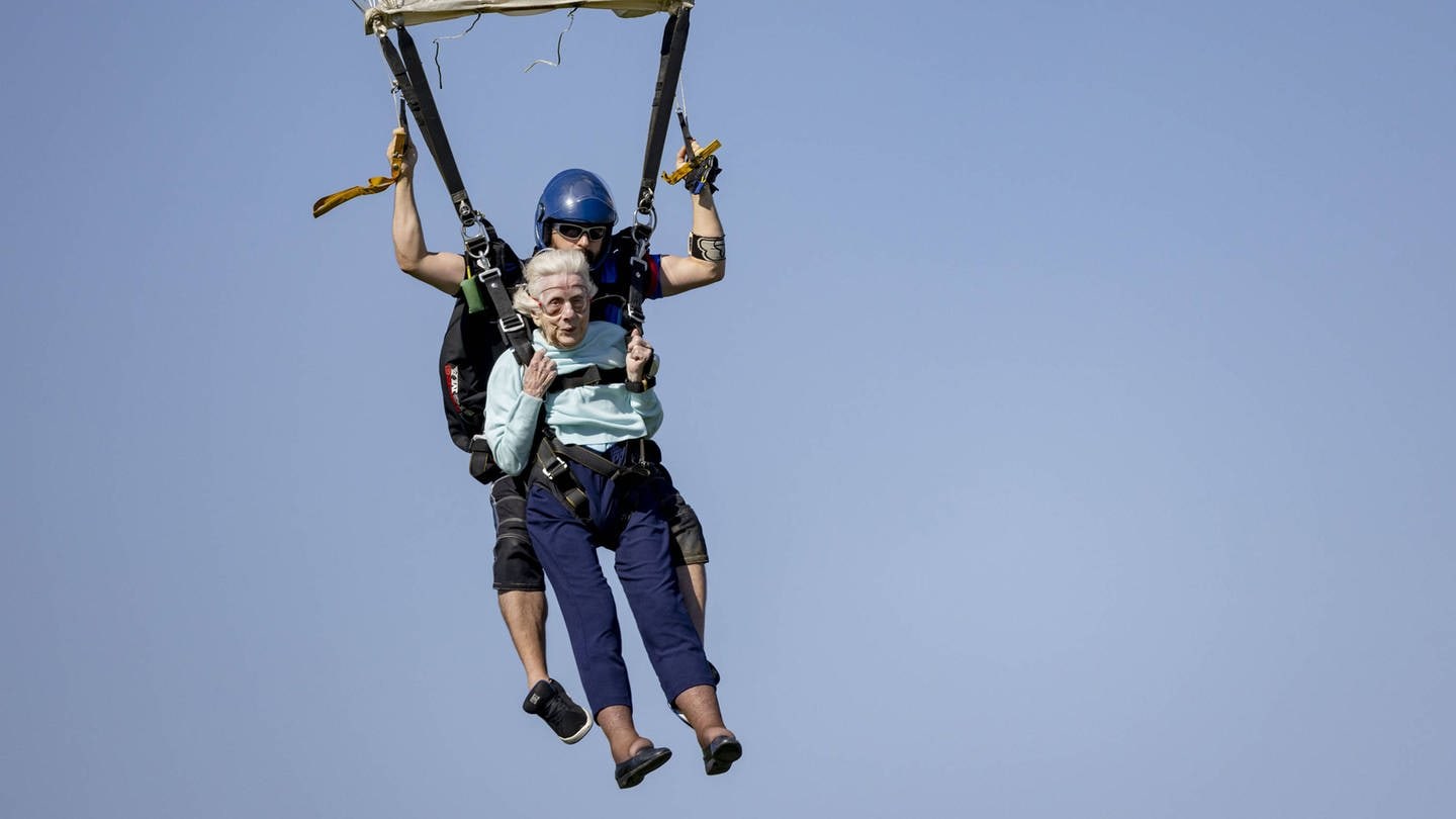 Die 104-jährige Dorothy Hoffner beim Tandemfallschirmsprung