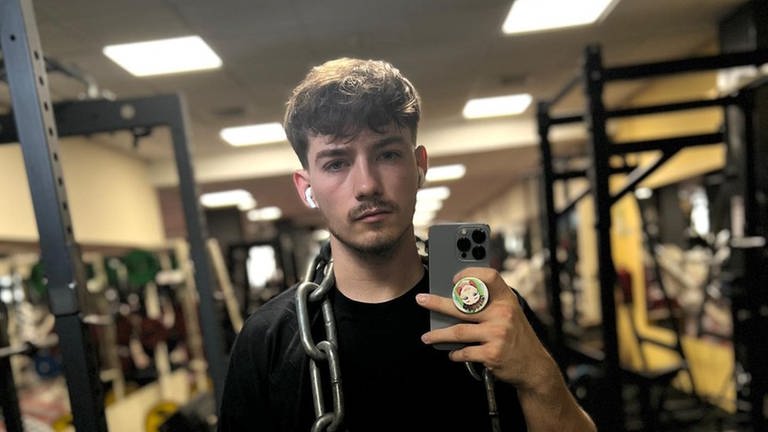 Der YouTuber Mexify macht ein Selfie in einem Fitnessstudio. Der Influencer trauert auf YouTube um seine Mutter. Sie ist während der Gamescom verstorben.