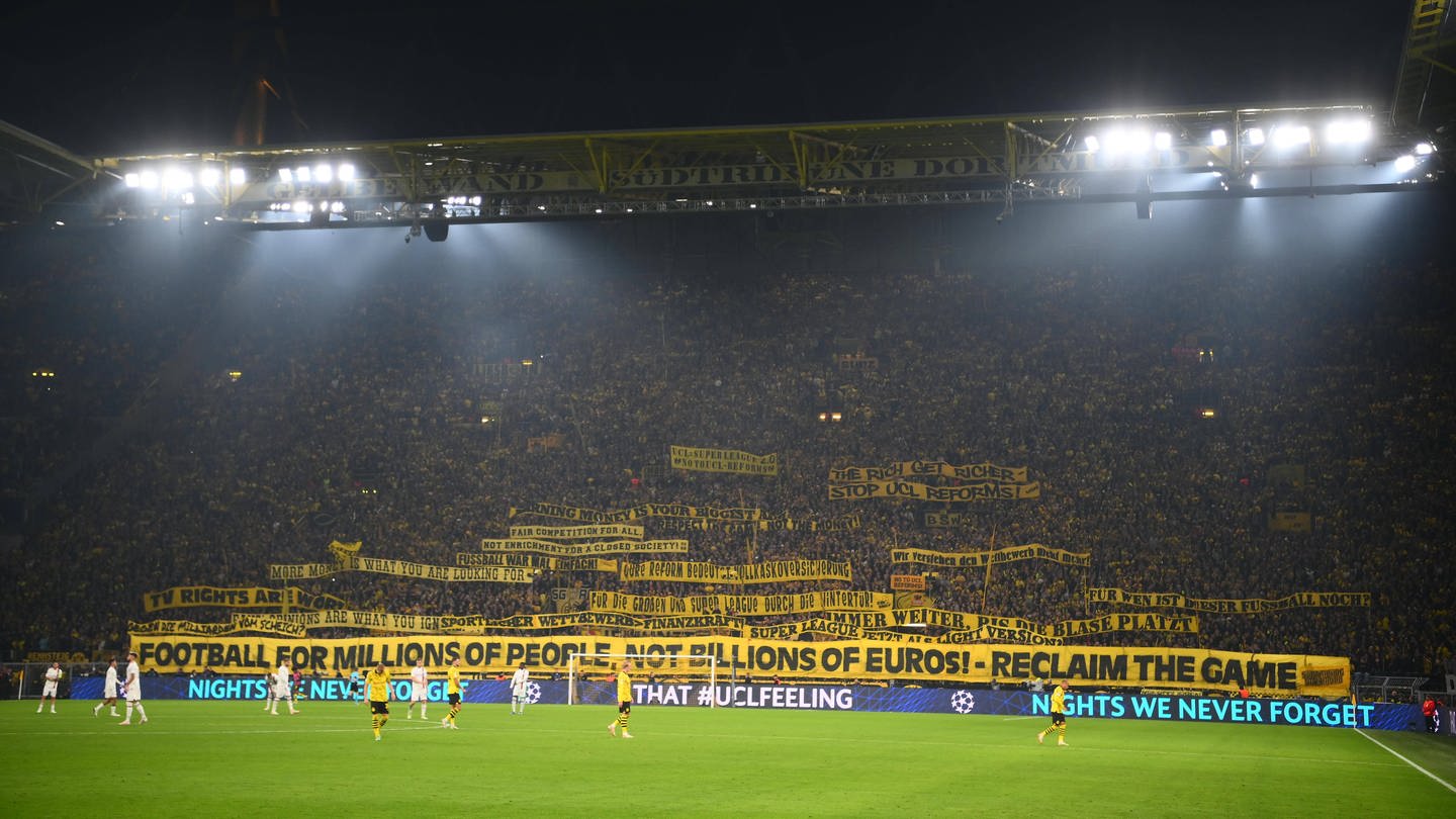 Fans von Borussia Dortmund protestieren gegen die Reform der champions League mit Transparenten beim Spiel gegen den AC Mailand.