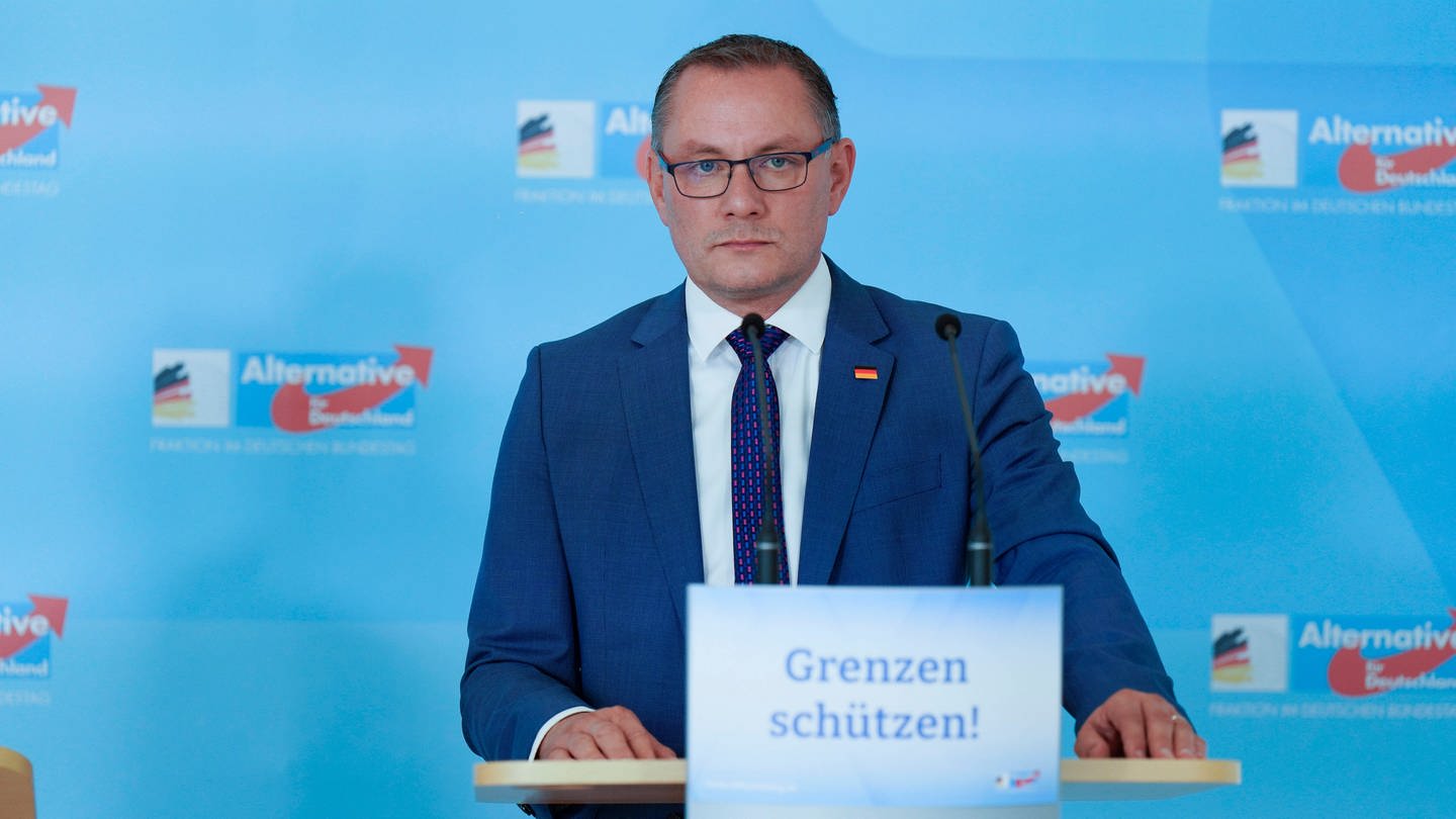 AfD-Chef Tino Chrupalla ist während eines Wahlkampf-Termins ins Krankenhaus eingeliefert worden.