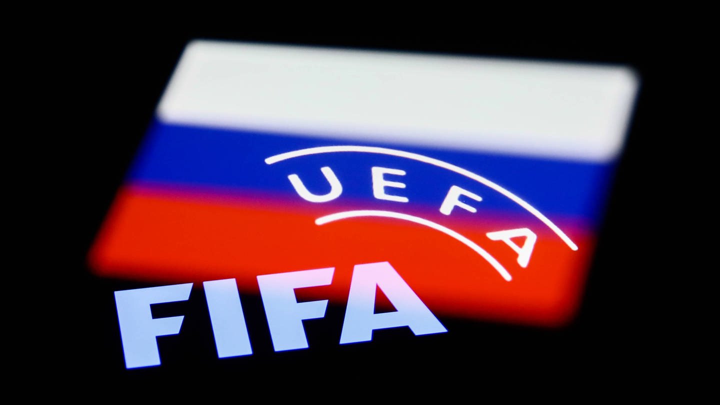 Die Fußball-Verbände FIFA und UEFA haben beschlossen, dass Jugendmannschaften aus Russland künftig wieder mitspielen dürfen. (Symbolbild)
