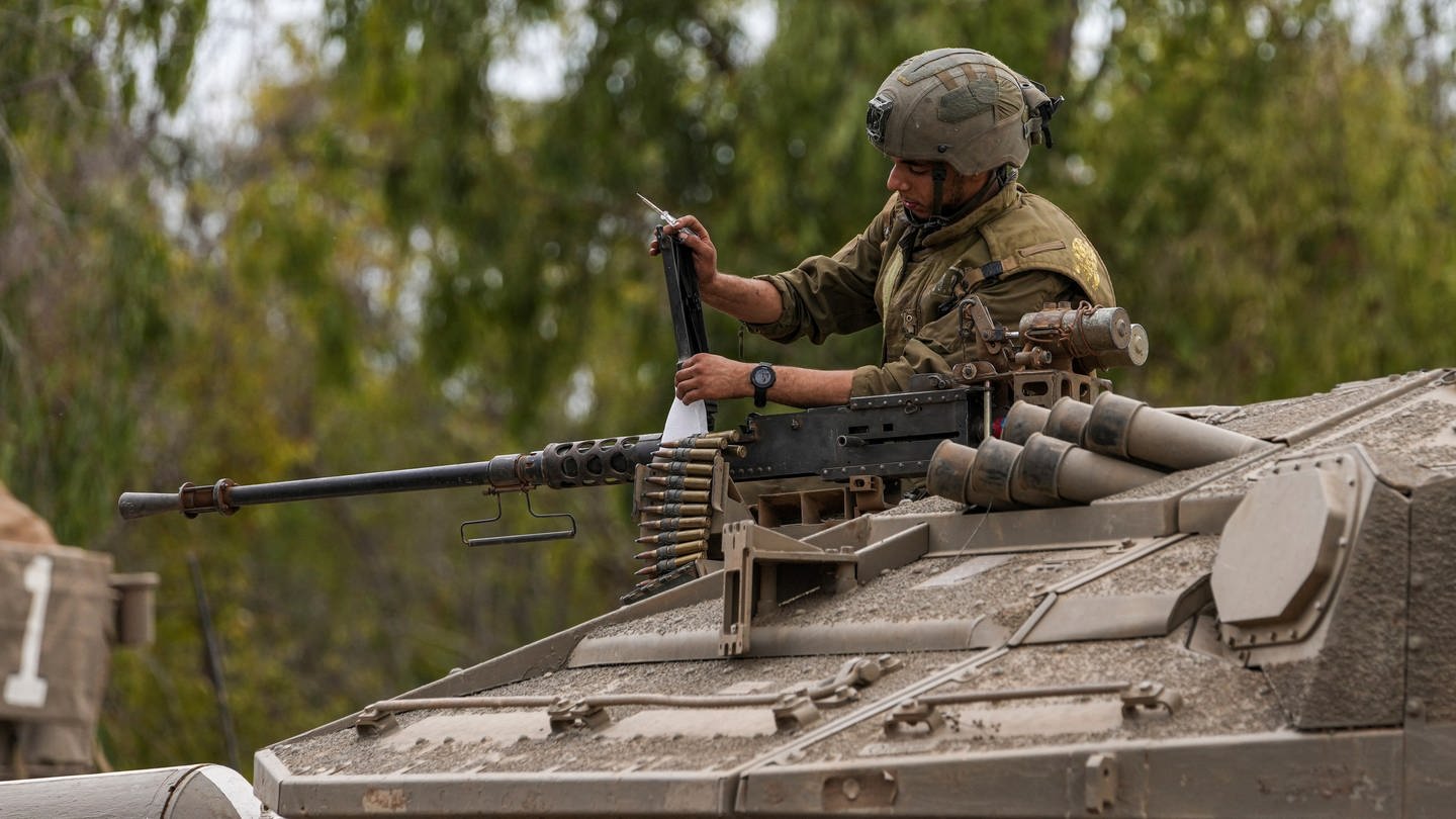 Ein israelischer Soldat arbeitet an einem Panzer in der Nähe der israelischen Grenze zum Gazastreifen. Die Kämpfe zwischen israelischen Soldaten und islamistischen Hamas-Kämpfern im Grenzgebiet zum Gazastreifen gehen weiter.