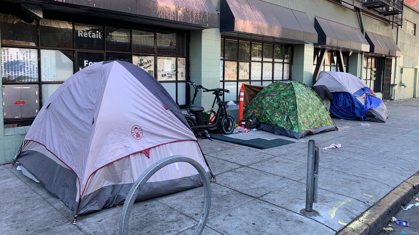 Zelte von Obdachlosen in den Straßen von San Francisco - die Stadt vergibt bedingungslose Grundeinkommen an Bedürftige.